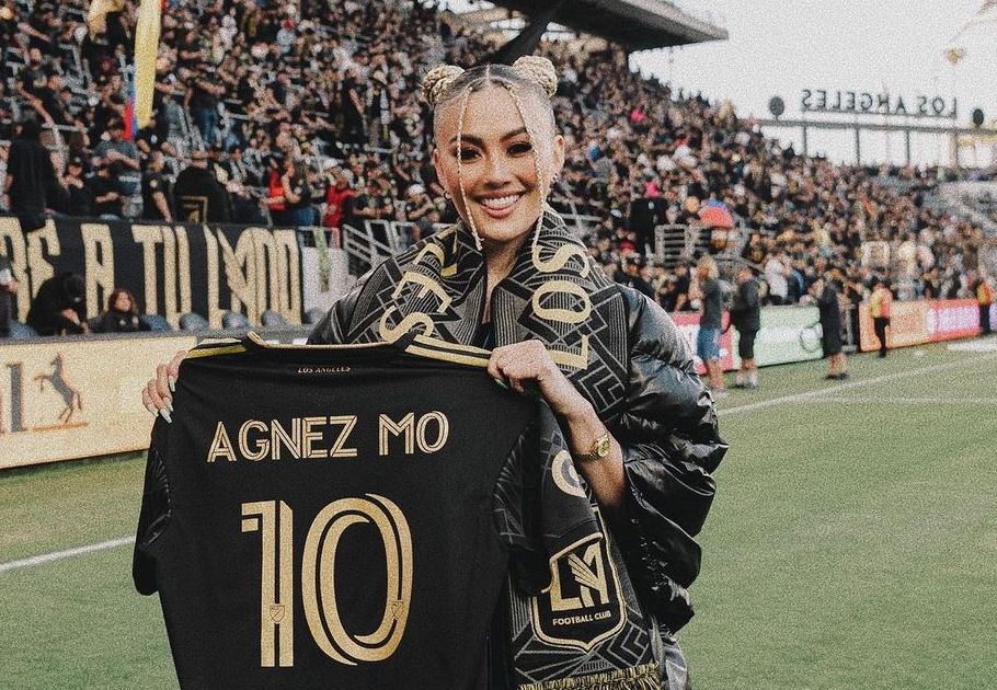 Penyanyi Agnezmo diundang menjadi tamu spesial di Liga Amerika Serikat (MLS). Selain jadi kapten, Agnezmo dapat jersey Los Angeles FC.