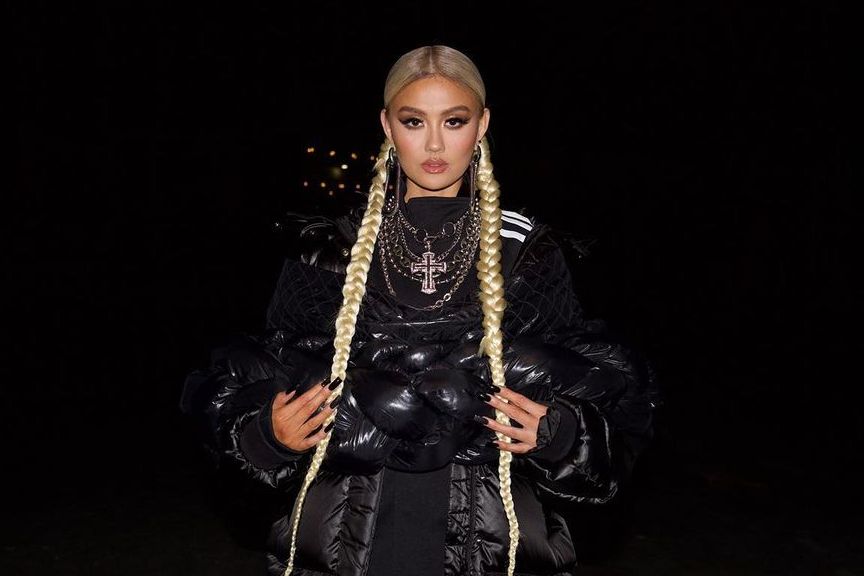 Agnez Mo menyebut Nasi Padang sebagai salah satu hal yang wajib tersedia sebelum naik ke atas panggung, saat wawancara Grammy. Yuk, simak faktanya!