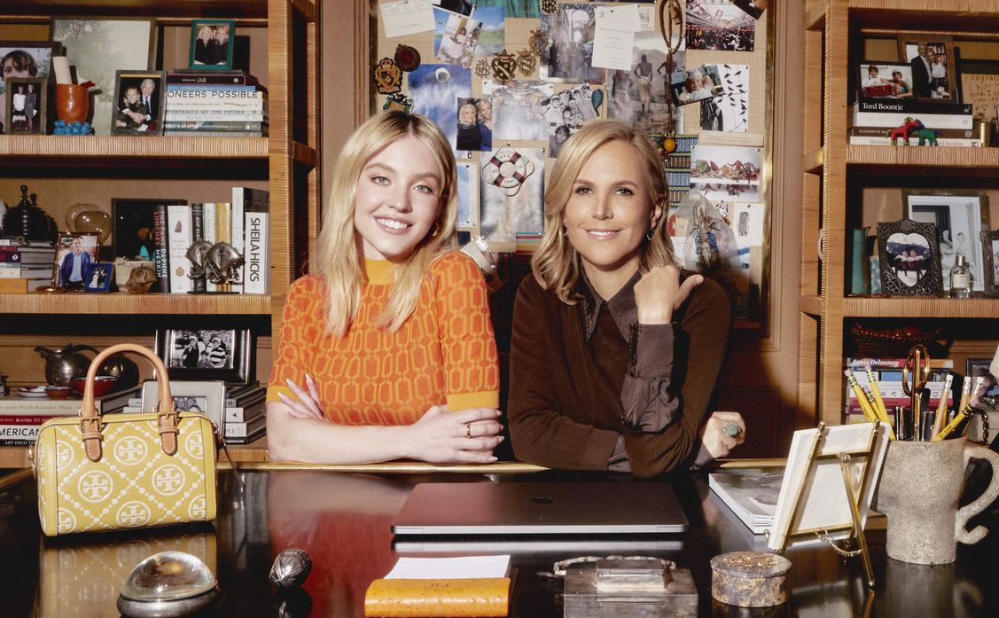 Sosoknya yang pekerja keras serta semangat memberdayakan perempuan membuat Sydney Sweeney digandeng Tory Burch, keren!