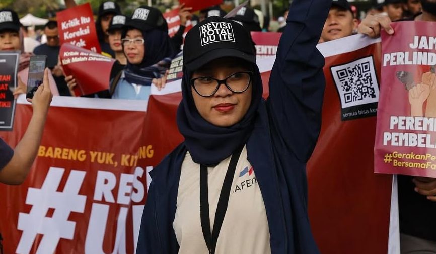 Respons aparat hingga masyarakat ke korban KBGO berbeda, ini hal yang disoroti oleh Direktur Eksekutif SAFEnet, Nenden Sekar Arum.