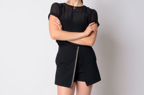 Ibu aktif ingin nyaman pakai rok tapi tidak khawatir tersibak angin? Skort solusinya! Ini tips pemakaian skort untuk berbagai aktivitas.