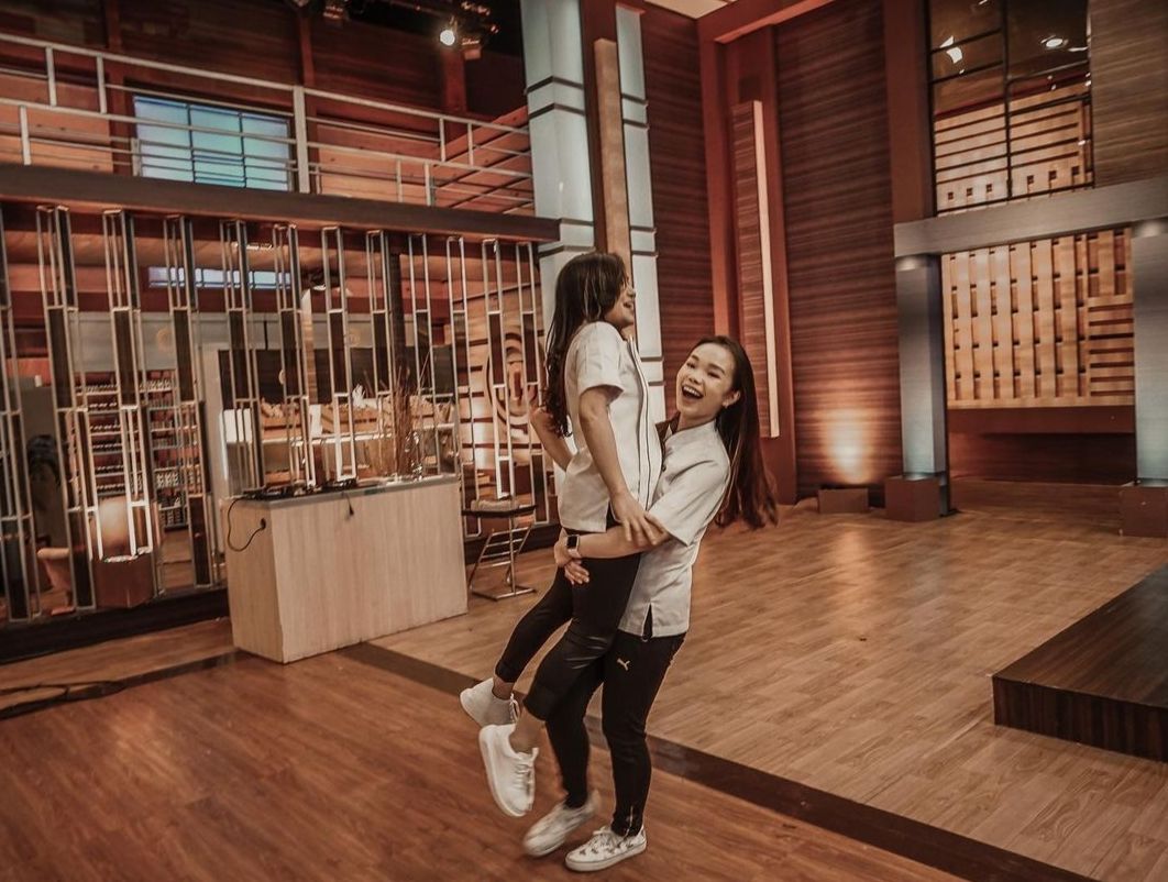 Yuk intip persahabatan Jesselyn dan Nadya dalam ajang kompetisi MasterChef Indonesi Season 8.
Ternyata mereka berdua bersahabat lo.