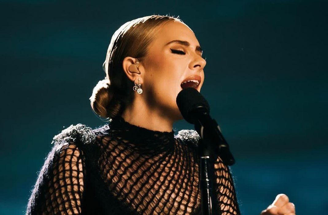 Adele baru saja merilis lagu 'Easy on Me' dan lagu galau tersebut sangat disukai banyak orang. Mengapa lagu galau membuat mood lebih baik?