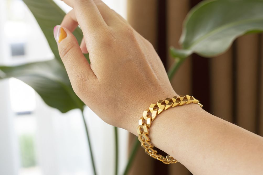 Berikut ini penjelasan mengenai apa itu permanent jewelry yang merupakan perhiasan permanen, jadi tak bisa lepas pasang dengan mudah