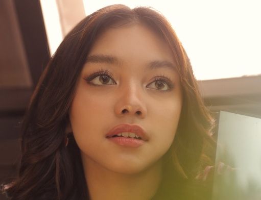 Penyanyi Naura Ayu merilis lagu cinta terbarunya berjudul Jalan Tengah. Buat lagu cinta, Naura ceritakan kehidupan asmaranya. 