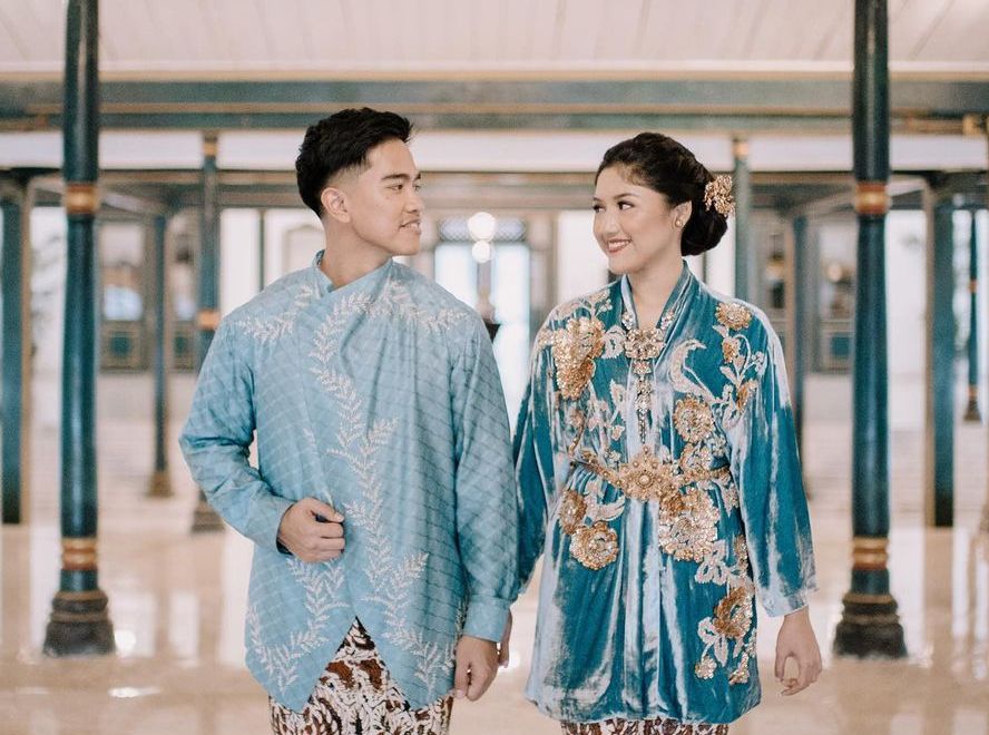 Jelang hari H, simak sederet foto prewedding Kaesang dan Erina Gudono yang tampil serasi mengenakan baju adat. Seperti apa?