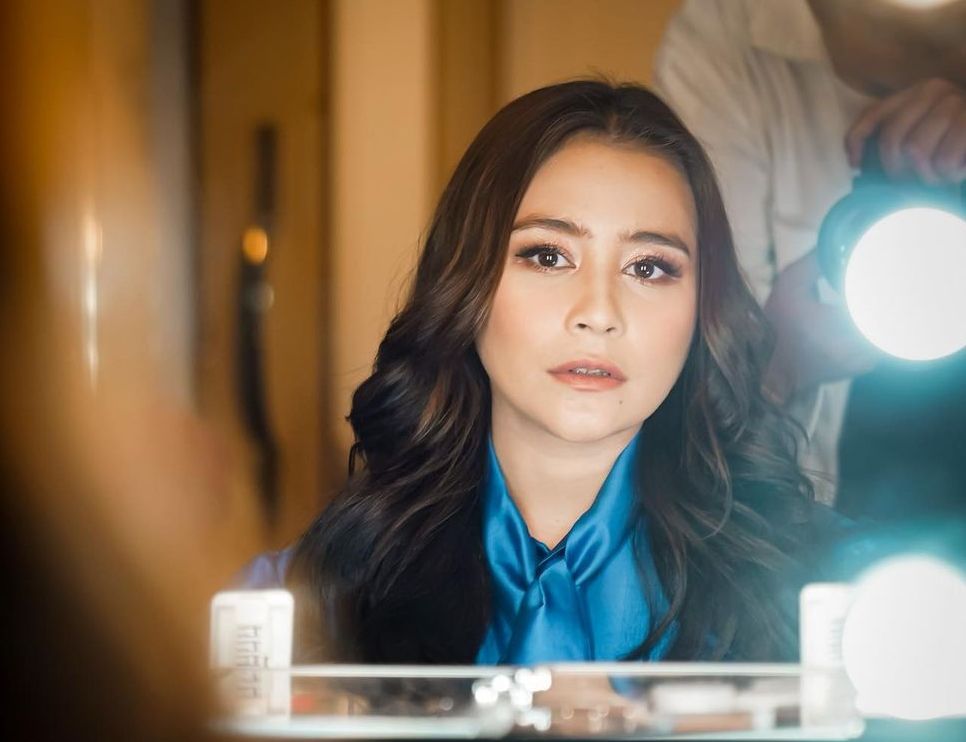 Selalu tampil menawan, simak rutinitas skincare yang dilakukan Prilly Latuconsina. Salah satunya memijat muka. 