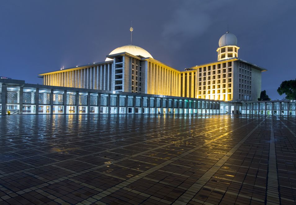 Berikut lima tempat makan hidden gem dekat Masjid Istiqlal. Ada banyak pilihan makanan lezat dan halal!