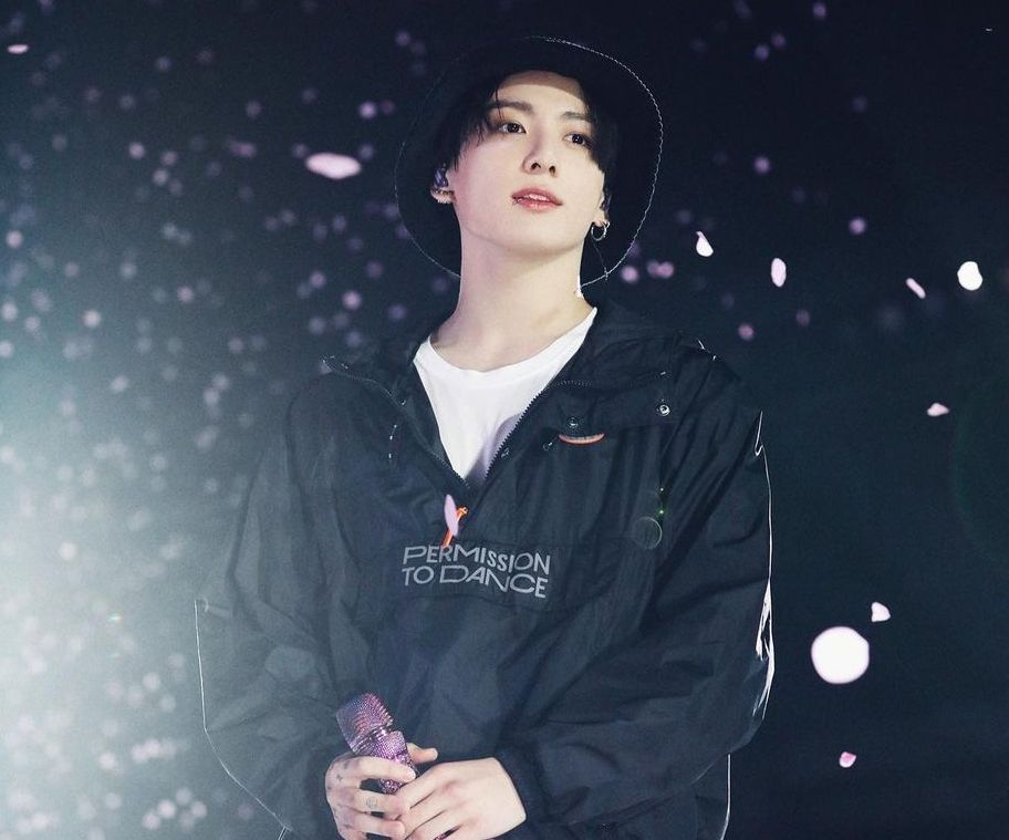 Jungkook, salah satu member BTS telah pulih dari Covid-19 dan dikonfirmasi bakal tampil di Grammy Awards 2022 bersama member lain.