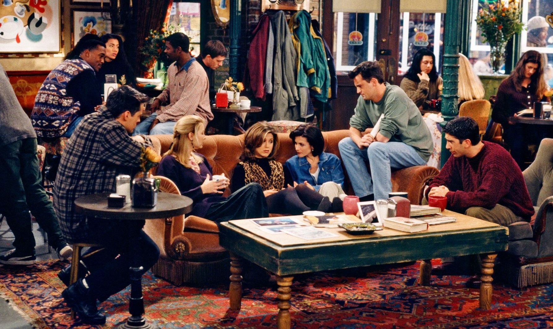 Beberapa lukisan yang ada di set sitkom TV Friends akan dilelang bebas di internet dalam bentuk NFT. Berapa ya, kira-kira harganya?