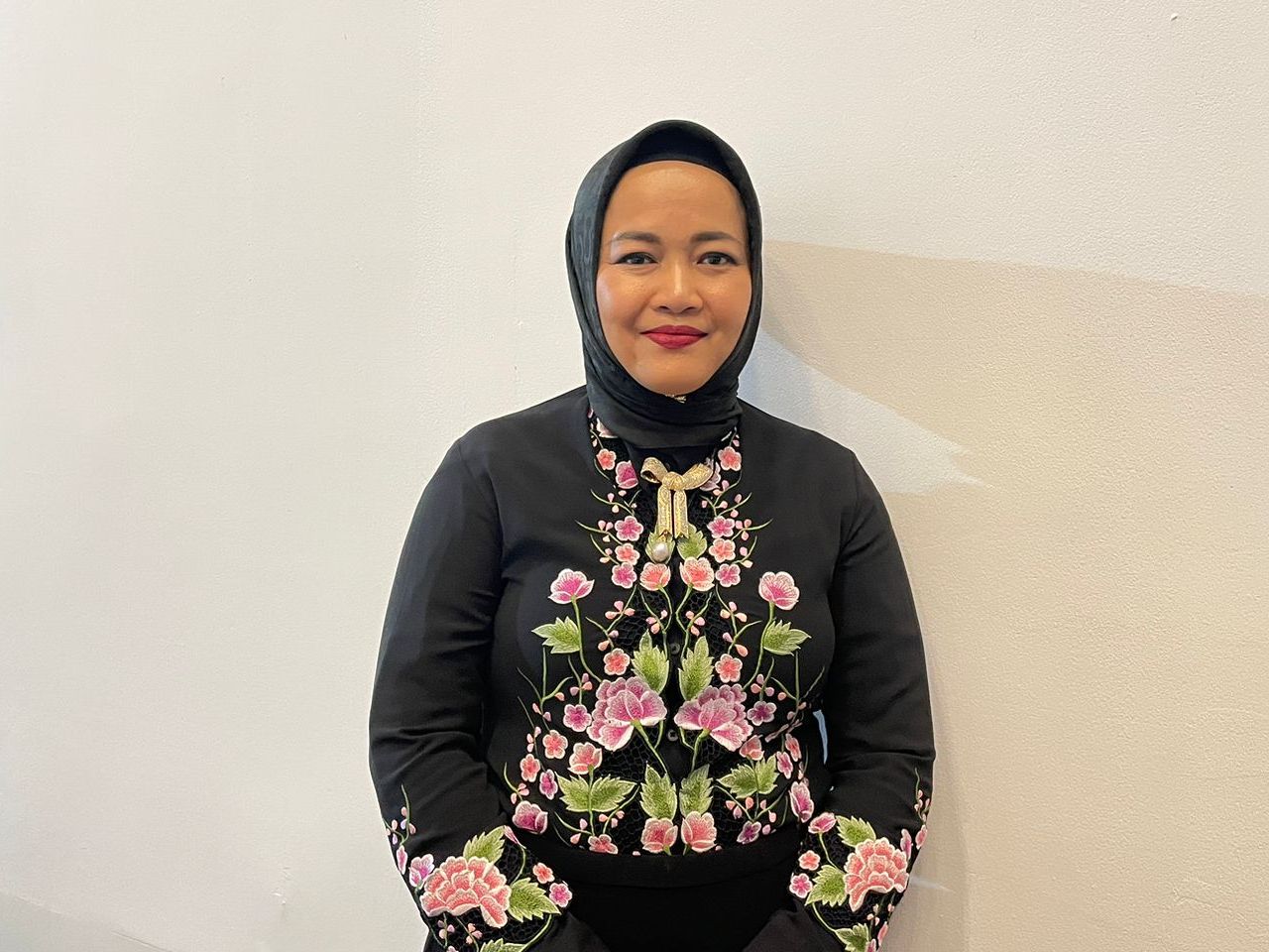 Vielga Wennida, desainer sekaligus pemilik Roemah Kebaya Vielga mengaku dulunya adalah seorang akuntan dengan hobi melukis.