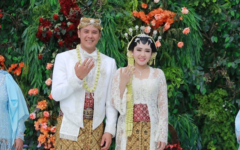 Via Vallen resmi menikah, intip detail penampilannya saat prosesi lamaran berikut. Tampil menawan dalam balutan kebaya putih!