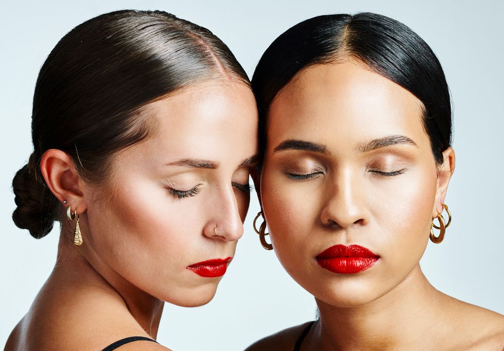 Berikut ini cara menentukan lipstik merah sesuai skin tone agar cocok dipakai saat merayakan Tahun Baru Imlek 2023 bersama orang tersayang.