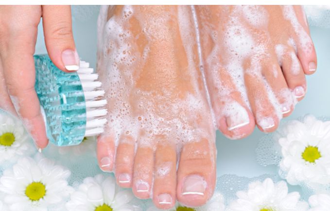 Punya masalah bau kaki? Mungkin kita berpikir bisa menutupinya dengan kaus kaki. Tetapi, lama kelamaan baunya dapat menyeruak dan harus segera diatasi