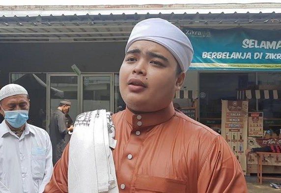 Jenazah Ameer Azzikra telah disalatkan pada Senin (29/11/2021). Alvin Faiz memimpin prosesi salat jenazah dengan hikmat. 