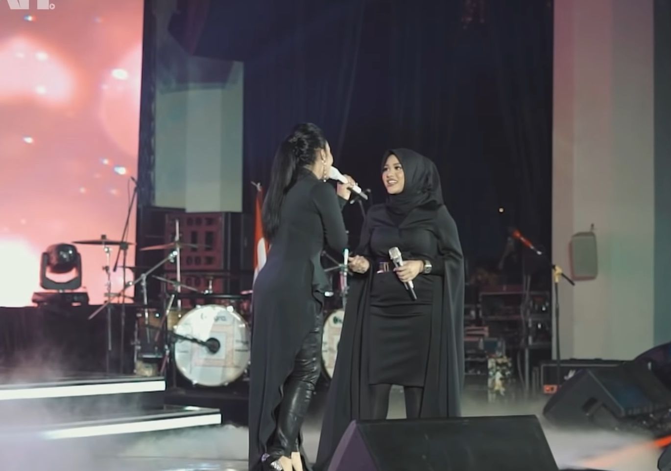 Baru-baru ini, Aurel Hermansyah tampil satu panggung bersama dengan ibu kandungnya, Krisdayanti dalam suatu acara. Krisdayanti pun merasa senang.