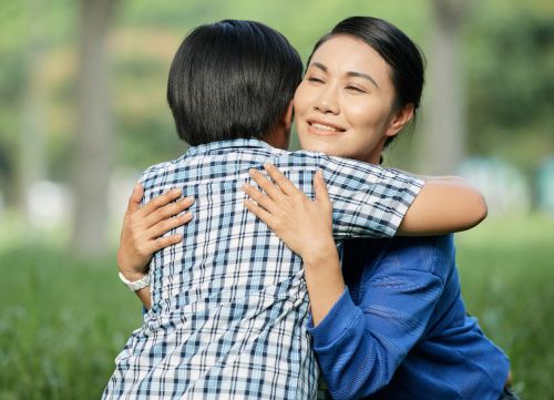 Kawan Puan, ahli menyebut bahwa anak kecil membutuhkan banyak pelukan karena memberikan manfaat berikut ini!