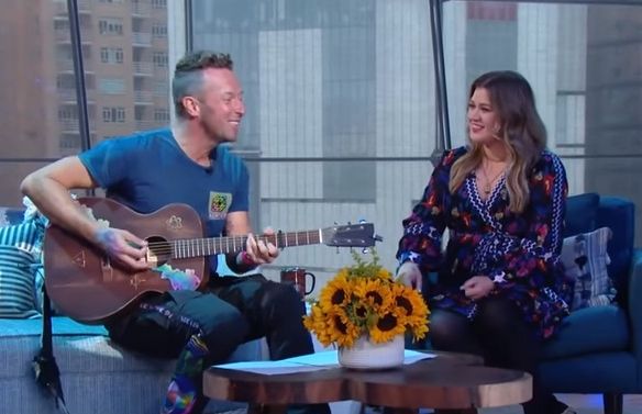 Chris Martin membawakan lagu My Universe di The Kelly Clarkson Show. Ia juga menyanyikan lirik V, RM, dan Jimin dalam Bahasa Korea, lho! 