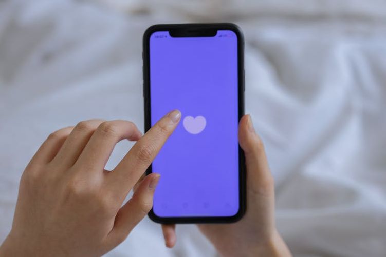 Di balik keseruan bermain aplikasi kencan, ternyata ada beberapa alasan seseorang justru memilih menghapus aplikasi ini. Apa saja?