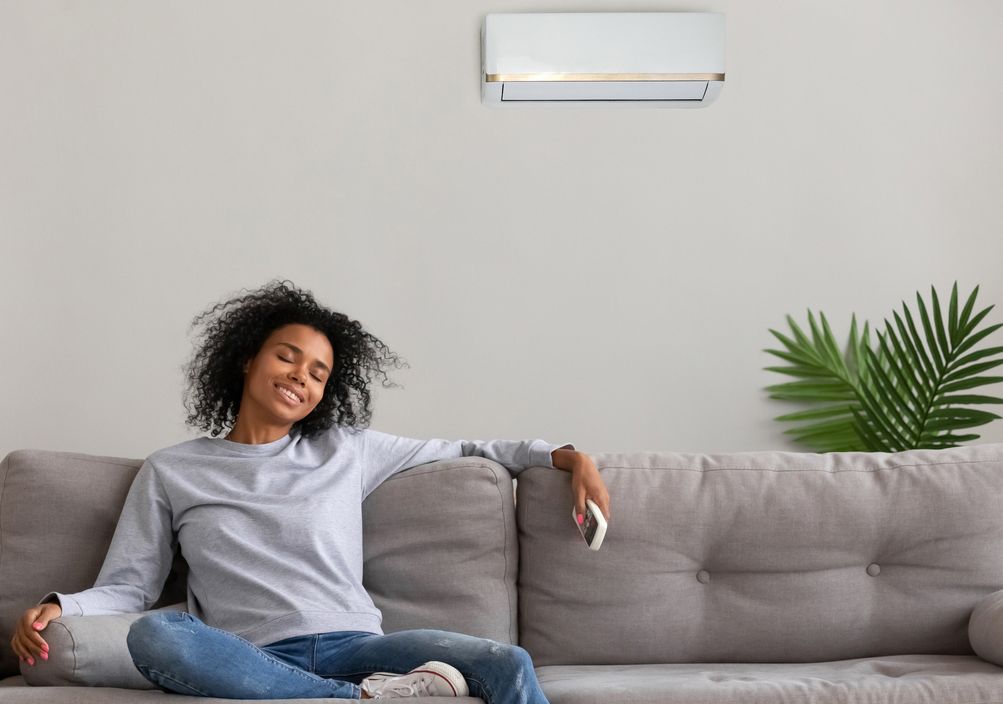 Berada di ruangan ber-AC yang sejuk membuat kita lebih produktif dalam berkegiatan. Sayangnya, jika terlalu lama, ada bahaya kesehatan yang mengintai