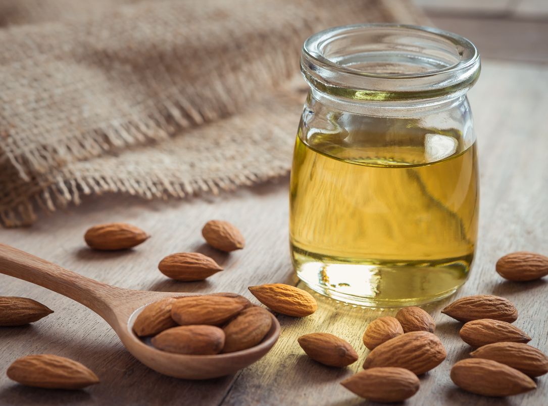 Berikut ini 4 manfaat almond oil untuk rambut, hair care alami yang viral di TikTok, simak selengkapnya.