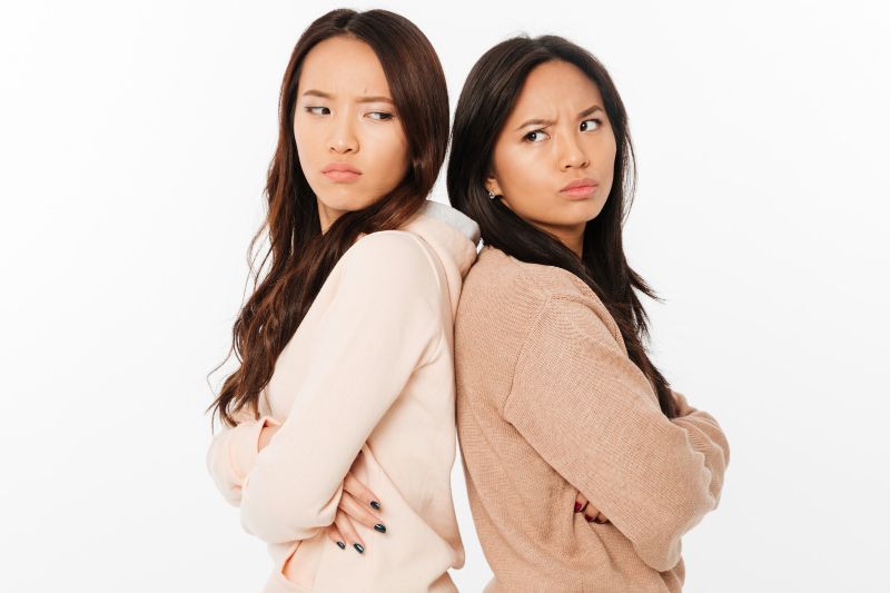 Saudara kandung tidak akur dan sering konflik, yuk kenali apa itu sibling rivalry, contoh, dan penyebabnya!