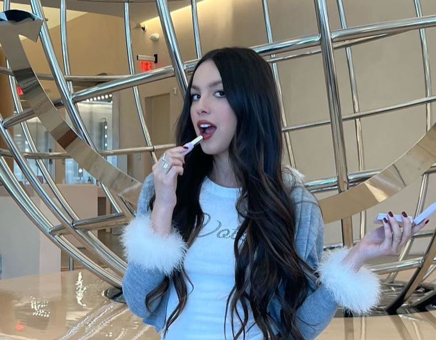 Setelah menjadi brand ambassador, Olivia Rodrigo menghadirkan koleksi kolaborasinya bersama Glossier. Seperti apa?