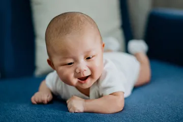 5 Alternatif Tummy Time jika Bayi Tak Nyaman Tengkurap di Alas ...
