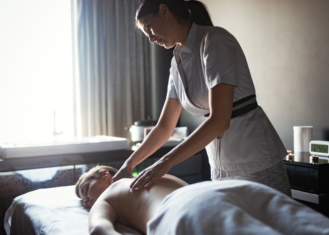 Berikut ini enam manfaat swedish massage mulai dari jaga kesehatan tubuh, maupun mental, bahkan juga PMS