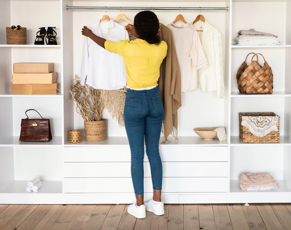 Begini cara dan tips bikin capsule wardrobe yang viral di TikTok, salah satunya memilih model dan desain pakaian timeless.