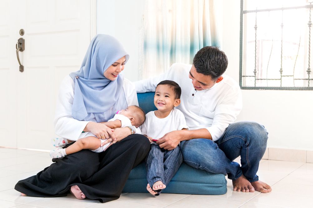 Anak bagaikan kertas putih. Agar perilakunya positif di kemudian hari, orang tua perlu mengajarkan kebiasaan baik pada mereka!