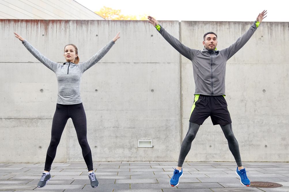 Jumping jacks merupakan salah satu olahraga yang menargetkan gerak seluruh tubuh. Yuk, ketahui manfaat kesehatannya!