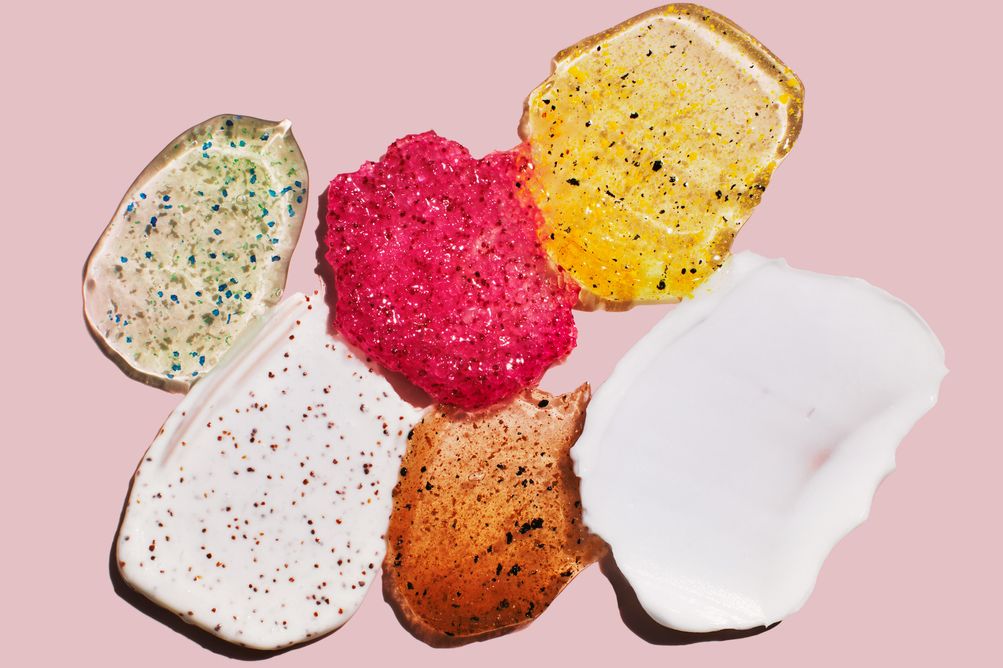Berikut ini 3 tips memakai body scrub untuk membersihkan dan mencerahkan selangkangan hitam, pilih butiran yang jangan terlalu kasar.