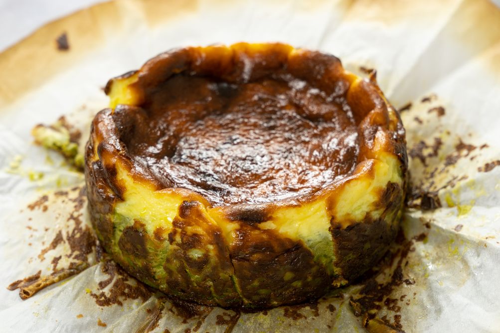Berikut ini 4 tips membuat matcha burnt cheesecake yang viral di TikTok, pastinya mudah dan rasanya berbeda dari cheesecake lainnya.