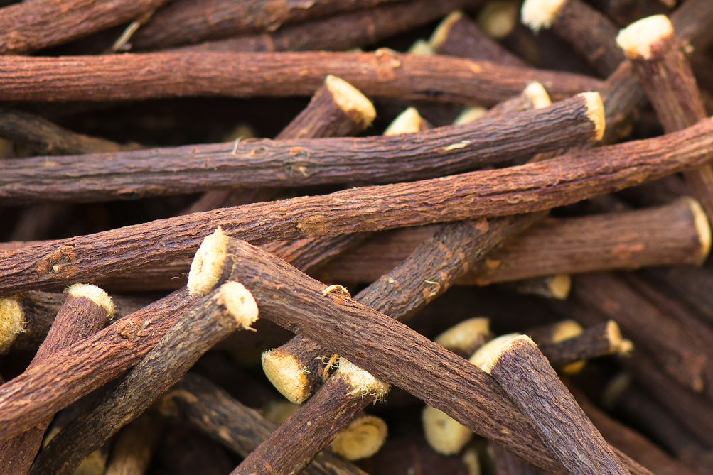 Berikut ini 5 manfaat licorice root atau akar manis bagi kulit, yang jadi bahan skincare viral di TikTok.