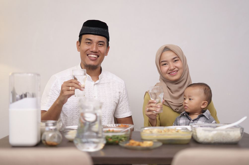 Salah satu menu pembuka saat buka puasa adalah minum air putih. Lantas manakah yang lebih baik, air hangat atau air dingin?
