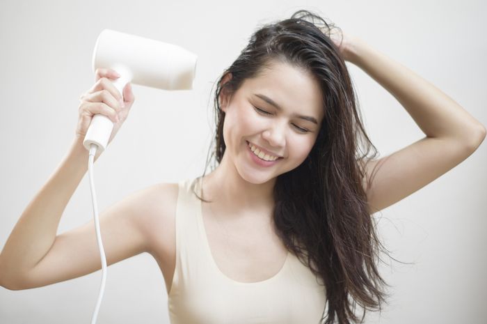 Jangan Sembarangan Ini 4 Cara Memakai Hair Dryer Agar Rambut Tidak Rusak Parapuan 