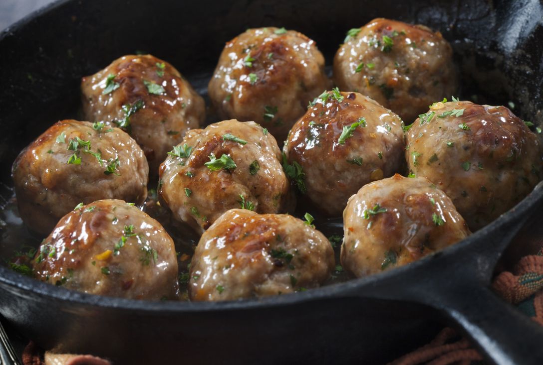 Berikut ini tiga tips membuat bakso daging ayam agar hasilnya juicy, pastikan gunakan bagian paha ya