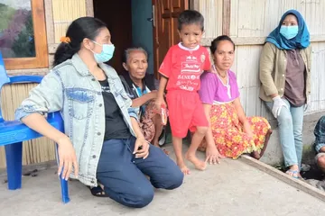 Suasana perempuan dan anak-anak di pengungsian banjir bandang NTT.