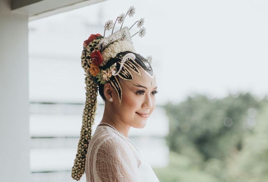 Alis seperti tanduk rusa Erina Gudono saat akad nikah masih menjadi sorotan. Ternyata ini filosofi dari riasan paes ageng Yogyakarta!