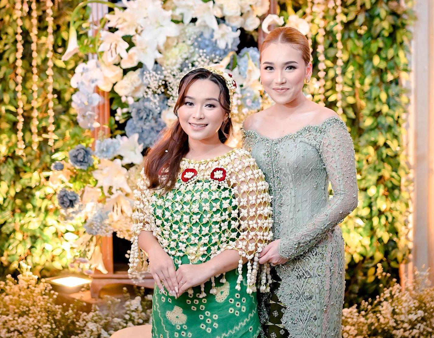 Kembali gelar acara resepsi untuk adiknya, tengok penampilan menawan Ayu Ting Ting di pernikahan impian.