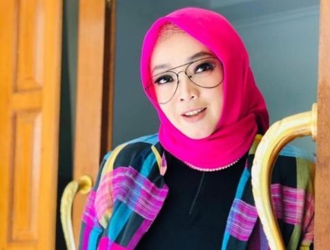 Bahkan sejak Selasa malam hingga Rabu pagi, banyak selebriti mengunggah momen kebersamaannya dengan Rina ketika masih hidup. Siapa saja?