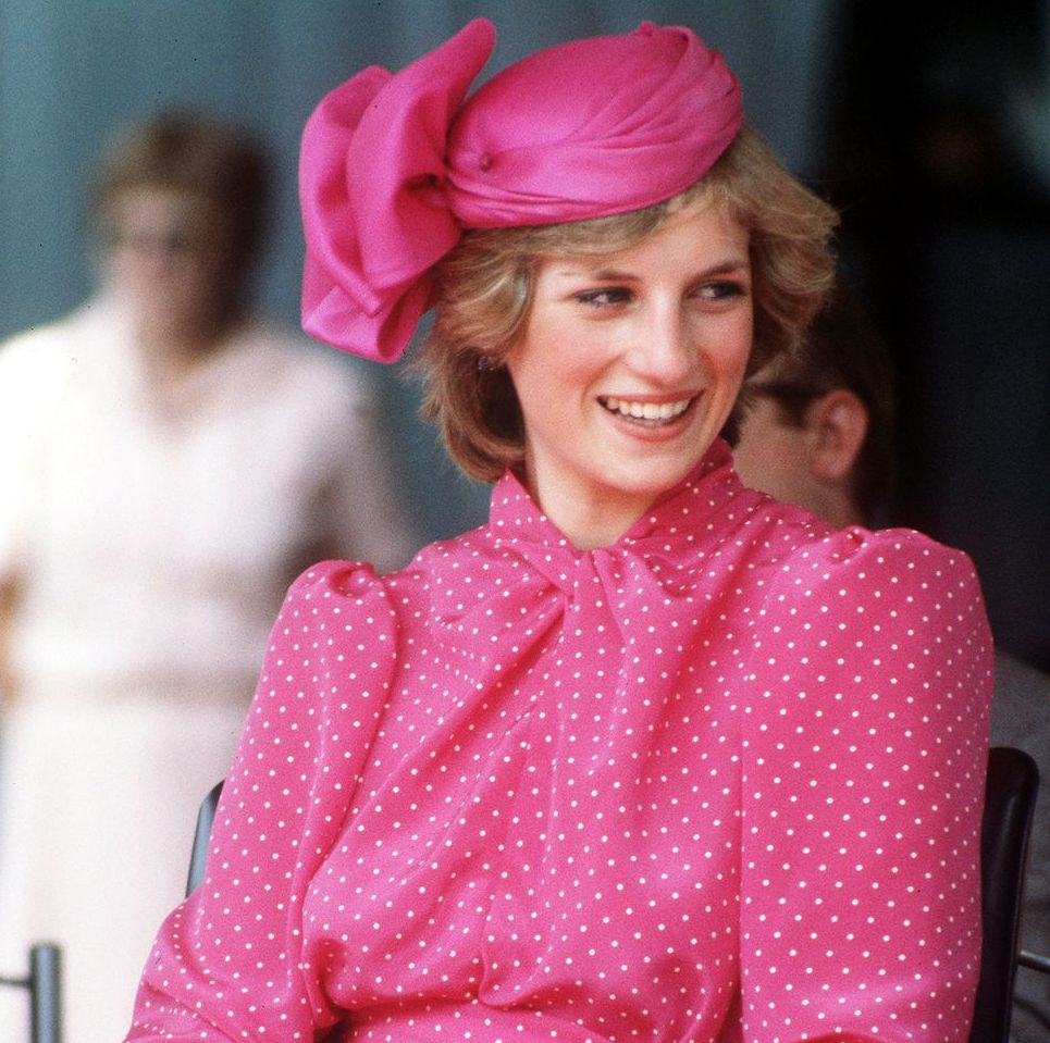 Gaya fashion yang memukau dari Putri Diana, mulai dari gaun bak Cinderella sampai gaun pernikahannya.