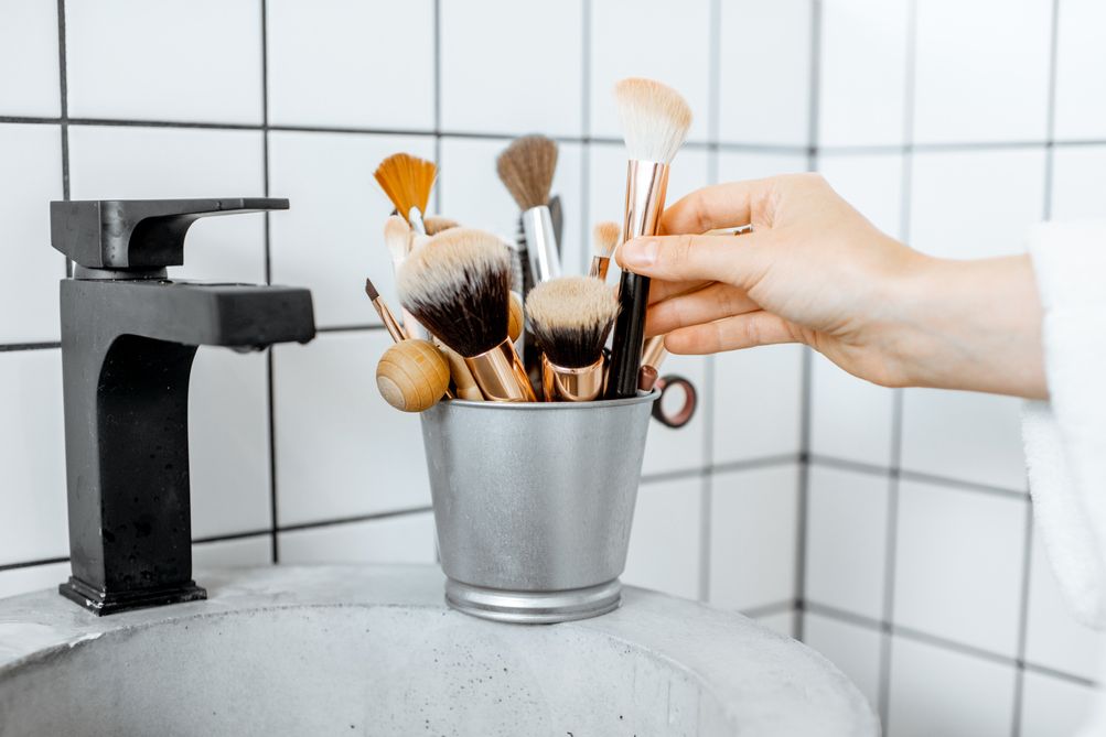 Mudah banget, ini dia 4 langkah cara membersihkan alat make up yang baik dan benar ! Ingat, jangan sampai direndam ya Kawan Puan!