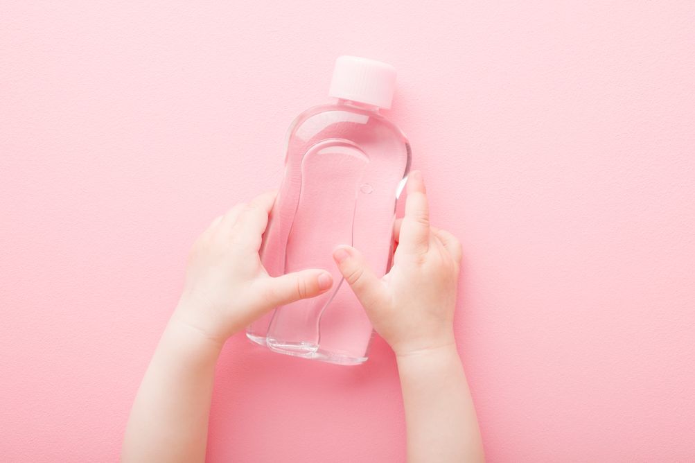 Baby oil tidak hanya bermanfaat bagi bayi saja, tapi juga merawat kecantikan kulit, simak ulasan selengkapnya