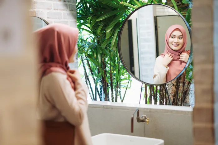 Berjilbab di tempat umum dalam rangka perayaan International Hijab Solidarity Day.