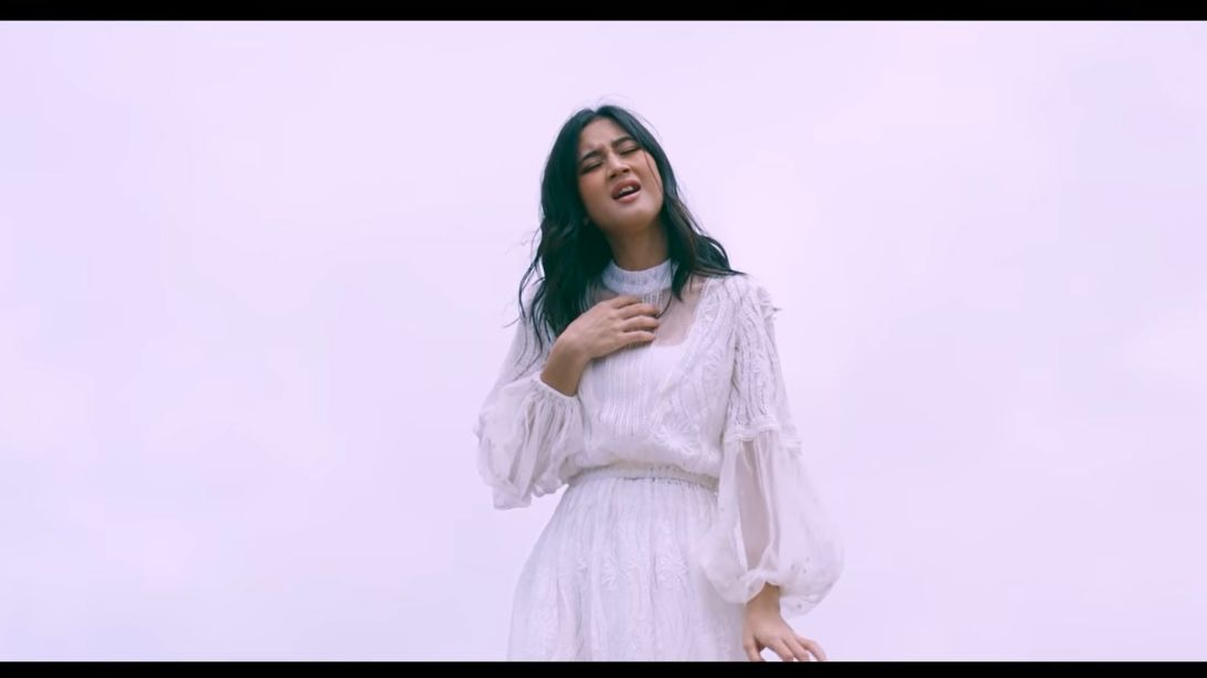 Makna lagu Keisya Levronka yang belakangan viral di TikTok berjudul Tak Ingin Usai. Yuk simak artinya 