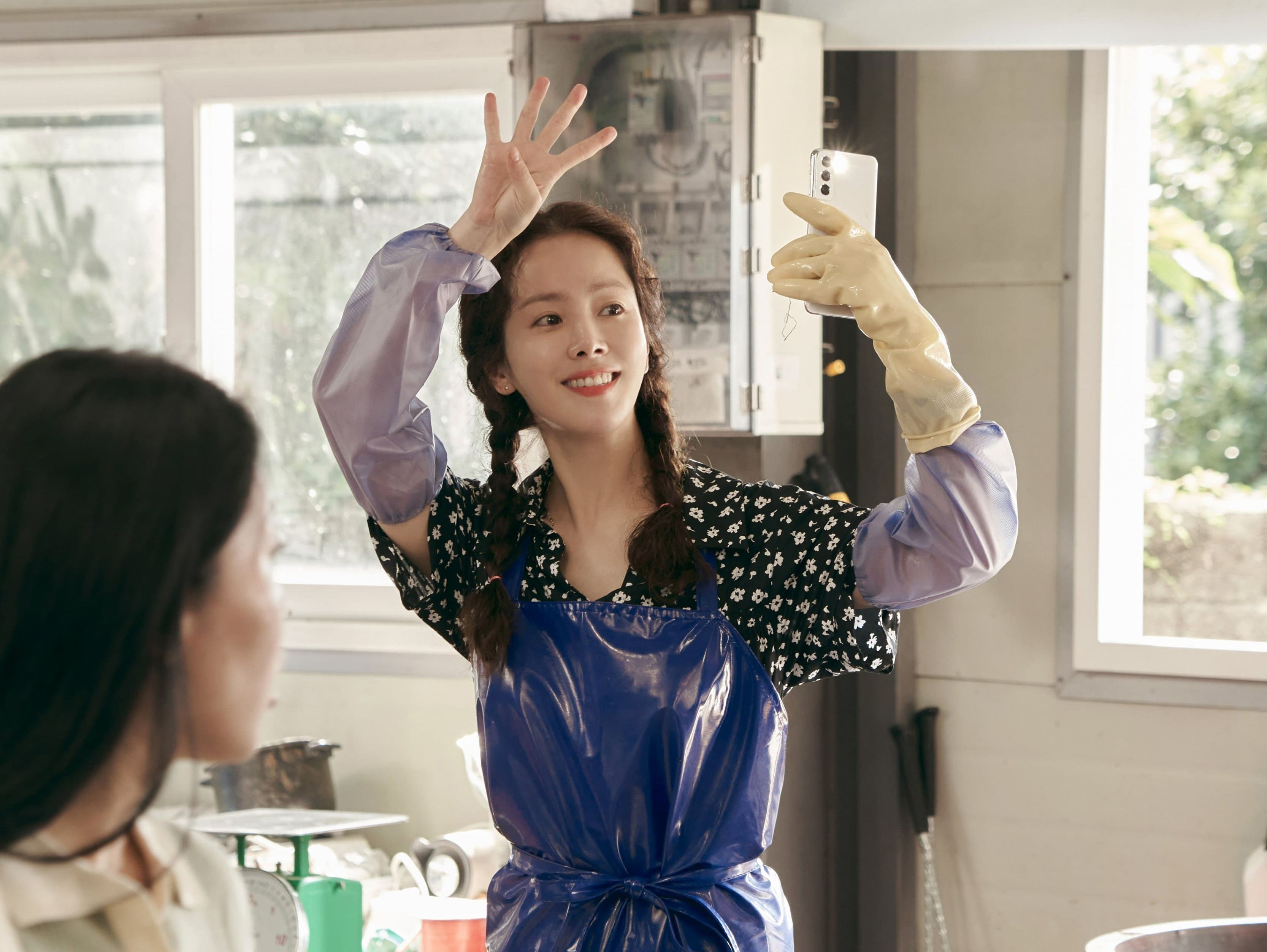 Han Ji Min menjadi salah satu pemeran karakter perempuan dalam drama Korea terbaru Our Blues, seperti apa perannya?
