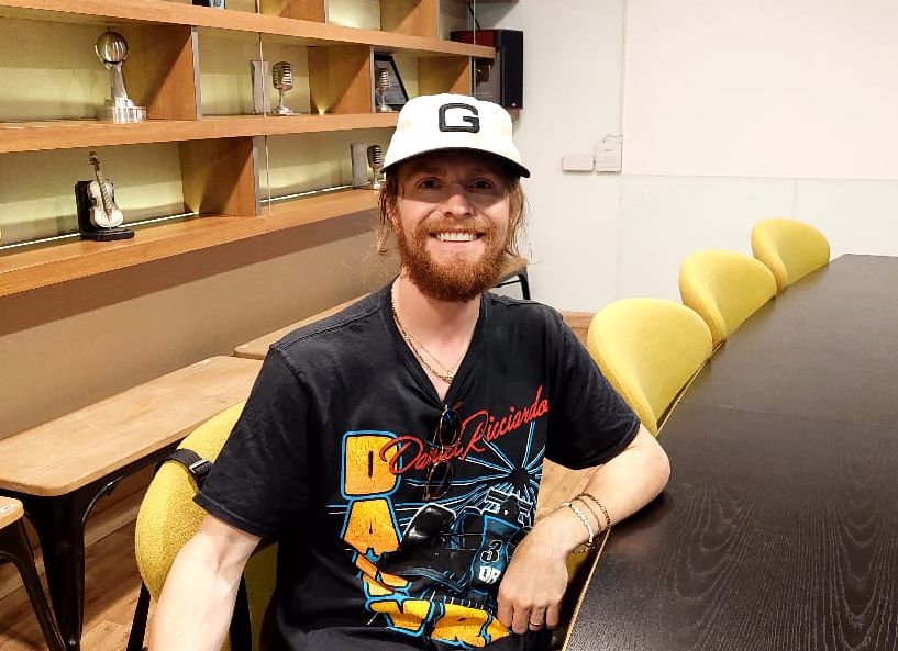 Penyanyi Johnny Stimson menceritakan keinginannya kolaborasi dengan artis Indonesia favoritnya, Pamungkas dan pengalamannya bertemu Gisel.
