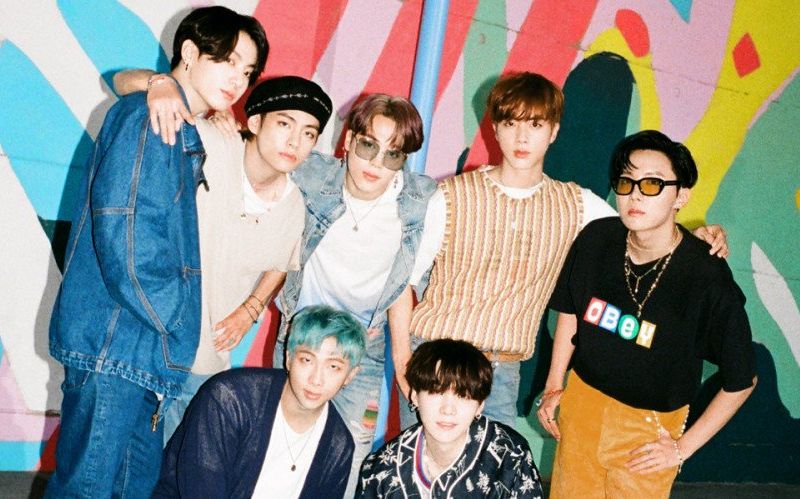 BTS, kembali membuka hal baru bagi industri K-Pop. Kali ini, BTS menjadi grup K-Pop pertamamasuk dalam nominasi BRIT Awards 2021. 